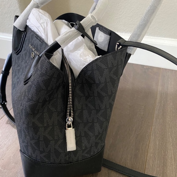 Brand New🖤 Michael Kors Medium Black handbag! - Picture 4 of 6